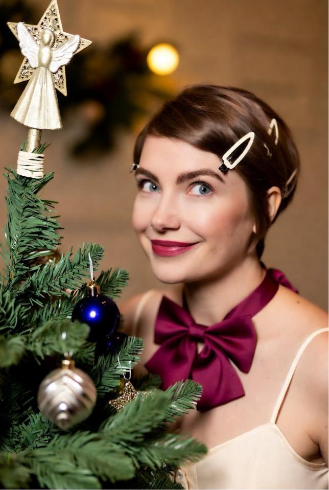 Christmas Hairstyles: 12 Trendy Looks to Rock the Holiday Season