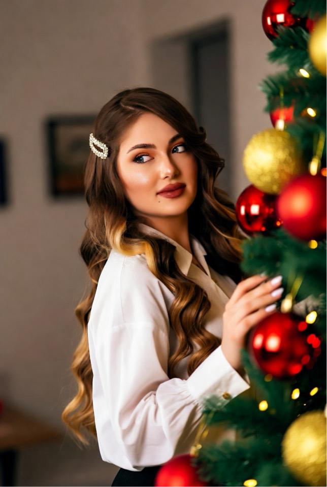 Cute Christmas Hairstyles: 15 Festive Looks to Shine This Holiday Season